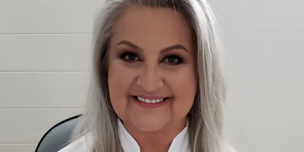 DESTAQUE - A consultora respiratória e terapeuta do sono, Sharon Pontes, inicia nova fase profissional. Além de gerente administrativa do Instituto do Sono desde 2008, a dinâmica profissional adquiriu experiência no ramo e buscou se especializar ao longo dos anos com o objetivo de somar ao trabalho referência do Instituto do Sono. Assim surgiu a Sonear Terapia do Sono, que oferece um trabalho personalizado para pacientes que precisam adquirir o equipamento CPAP (Continuous Positive Airway Pressure) que auxilia na qualidade do sono de indivíduos com apneia. Com atendimento personalizado e individual, a Sonear acompanha todos os pacientes na adaptação ao equipamento CPAP e oferece toda consultoria necessária para a garantia de uma melhora na qualidade do sono rápida e contínua. Da coluna RC votos de sucesso para a empreendedora!