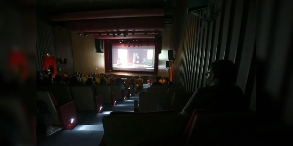 Salas de cinema comerciais exibiram 160 longas-metragens brasileiros em 2017