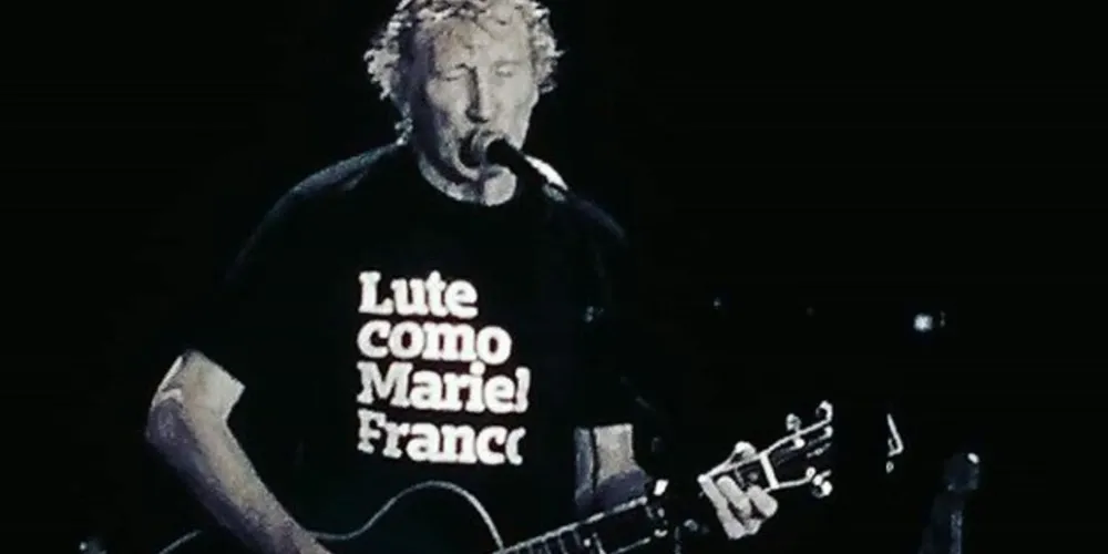 Em show no Rio de Janeiro, o cantor homenageou a família da vereadora carioca Marielle Franco (PSol), assassinada em março.
