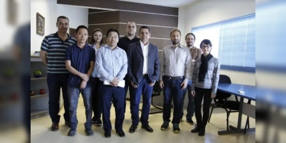 Comitiva de pesquisadores visitou o reitor Miguel Sanches Neto nesta semana
