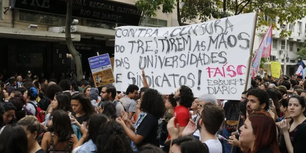 Movimento reuniu estudantes desta sexta-feira (26) em frente ao TRE-RJ