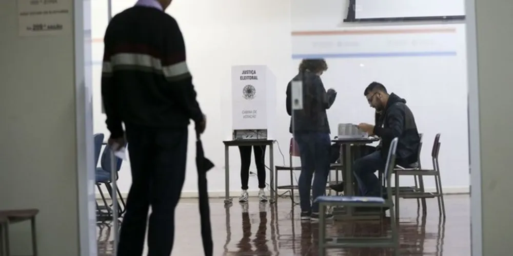 Eleitor não pode usar celular dentro da cabine de votação