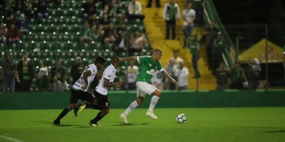 Vitória dá fôlego à Chape para brigar contra o rebaixamento