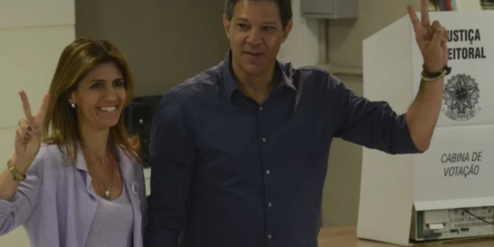 Acompanhado de Ana Estela, presidenciável Fernando Haddad, voltou hoje por volta das 10h, em São Paulo
