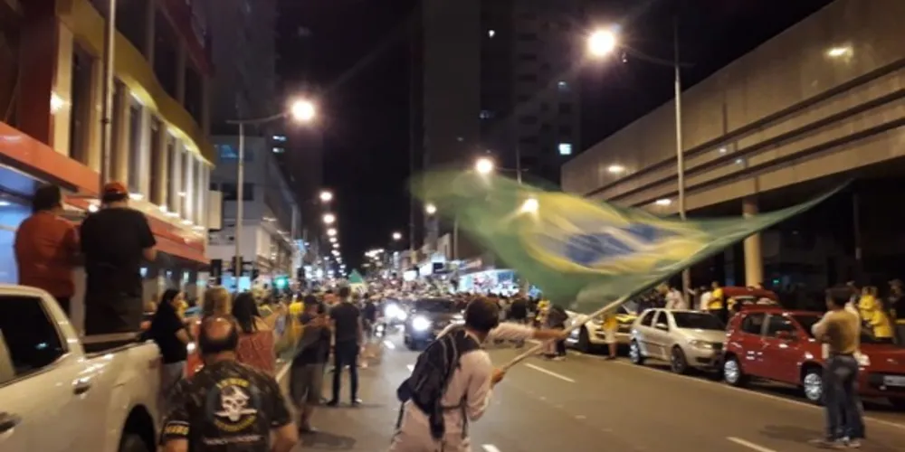 Eleitores comemoram na avenida Vicente Machado