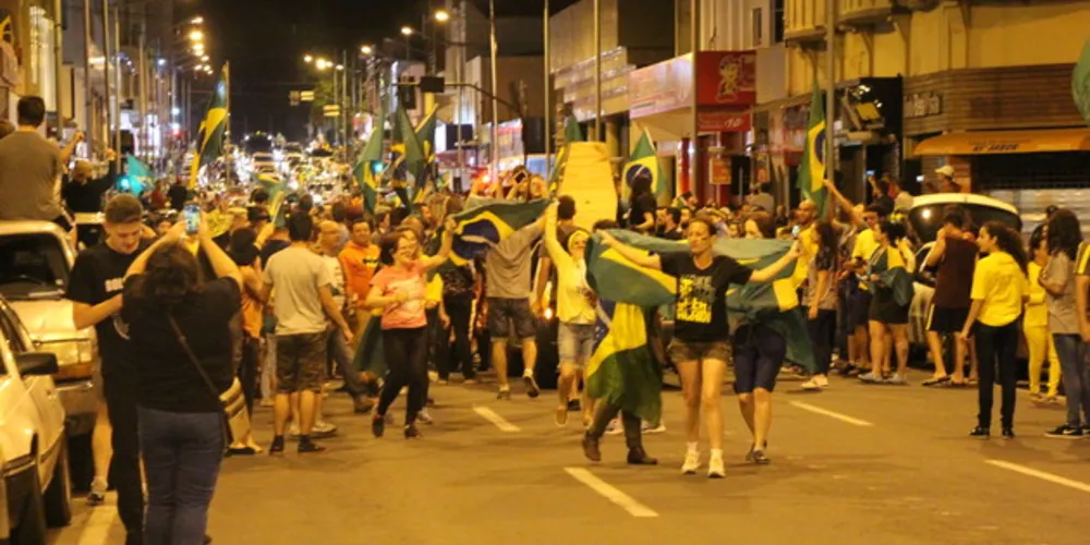 Após reunirem-se na avenida Vicente Machado, altura do cruzamento com a rua Augusto Ribas, eleitores do Bolsonaro comemoraram a vitória com uma passeata em direção ao Parque Ambiental