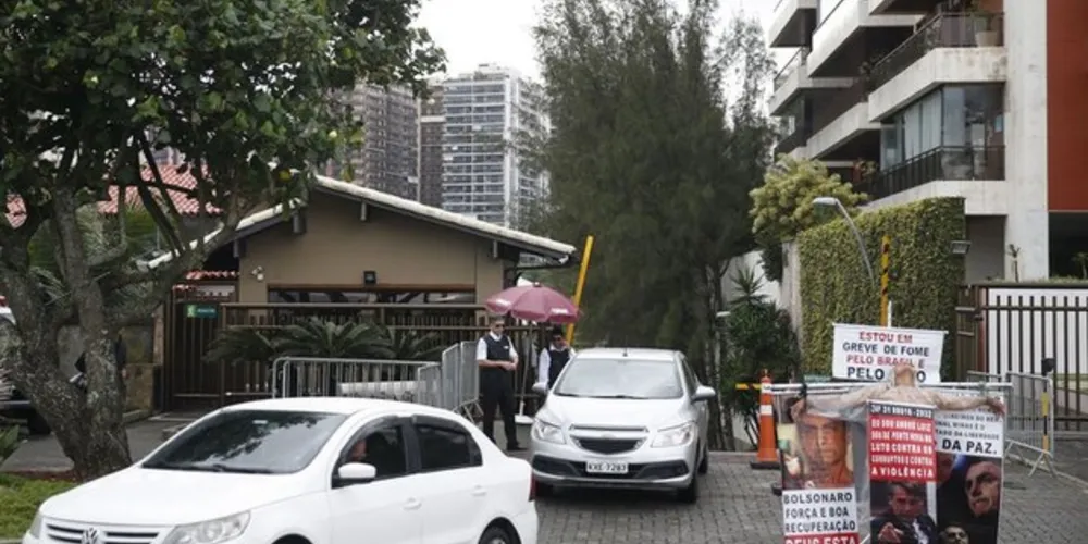Entrada do condomínio onde mora o presidente eleito Jair Bolsonaro, na Barra da Tijuca 