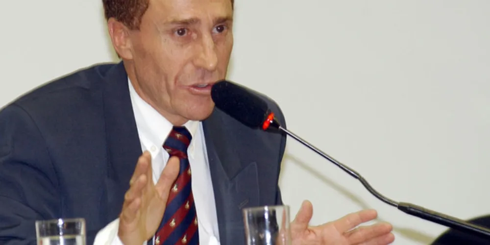 Oficial reformado da Policia Militar teria recebido seis tiros de calibre 12 e mais oito de .40, todos na cabeça