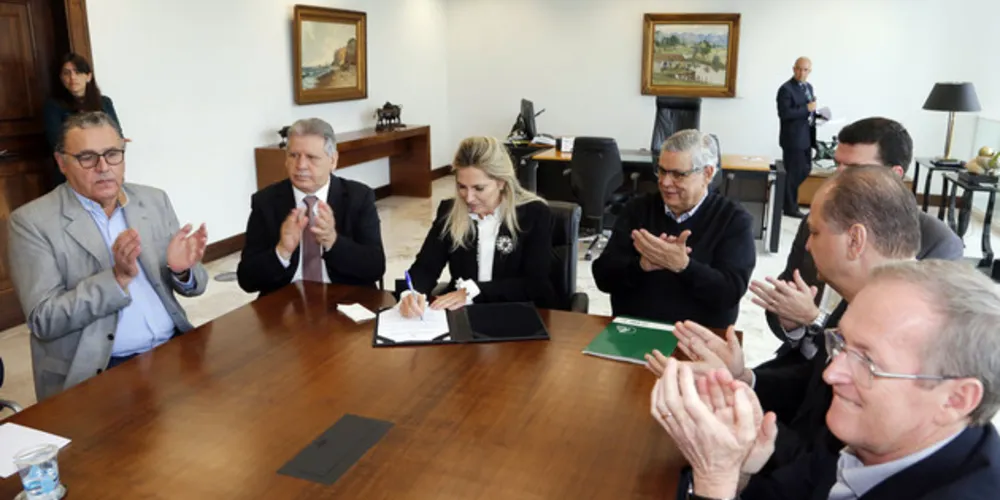A governadora Cida Borghetti assinou nesta segunda-feira (29) decreto que regulamenta a Lei 18.295/2014