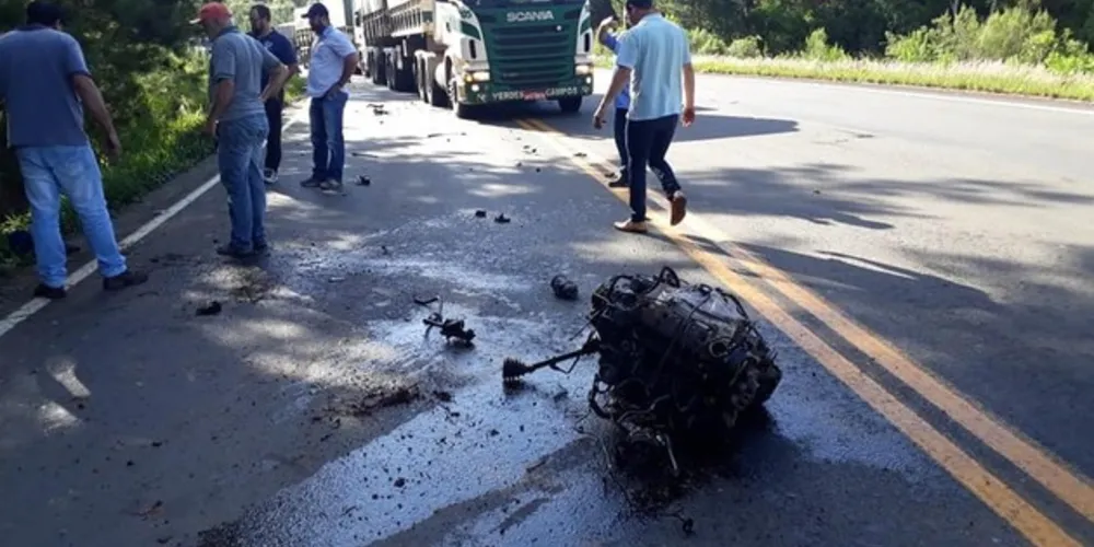 Com o impacto, motor da caminhonete foi arremessado do veículo