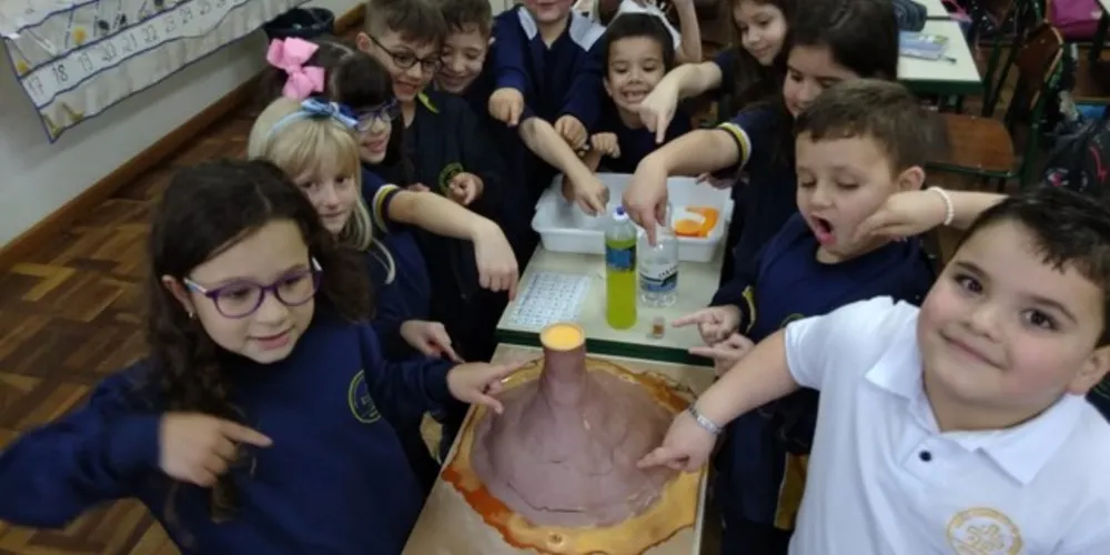 Imagem ilustrativa da imagem Primeiro ano da Escola Evangélica cria seu próprio vulcão