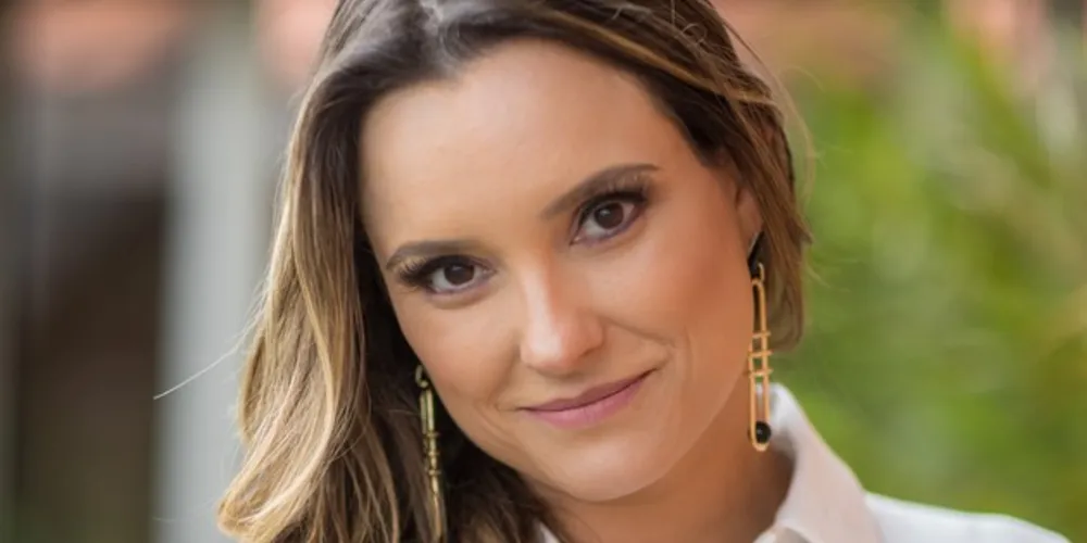 ALMA - A empresária Vanessa Garofani apresenta para suas clientes nesta quarta-feira (31), a partir das 10 horas, na sua loja Maria Dolores no Palladium Shopping, a coleção Alma. A designer Maria Dolores, conhecida pelos traços geométricos e lapidações exclusivas e inusitadas em suas peças, comemora 10 anos de sua marca homônima com o lançamento da coleção Alma, que simboliza profundidade, reflexão e o equilíbrio entre expressividade e a suavidade.  Intensa e singular, a coleção conta com mais de 40 peças que levam pedras brutas mescladas, lapidadas com um mix artesanal e industrial. As pedras utilizadas transmitem proteção, serenidade, bem-estar e cura, e foram trabalhadas em sua forma mais natural para não perderem sua beleza. Entre os principais diferenciais, o electroplating, técnica que permite que o metal tenha aderência a beleza natural das bordas das pedras. Prestigie!