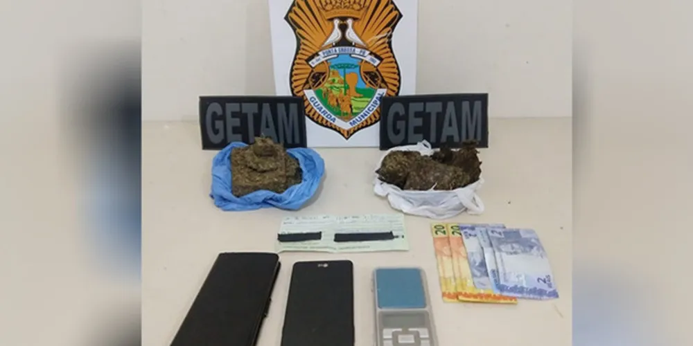 Além da droga, foram apreendidos celulares e uma balança de precisão