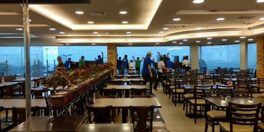 Funcionários foram corajosos e evitaram que a parte envidraçada do restaurante fosse arrebentada pelo vento