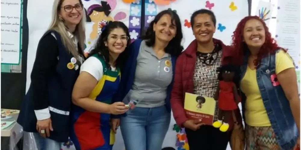 Milena, Letícia, Selma, Aparecida de Jesus e Liz Angela, nessa quarta-feira, na Feira Literária