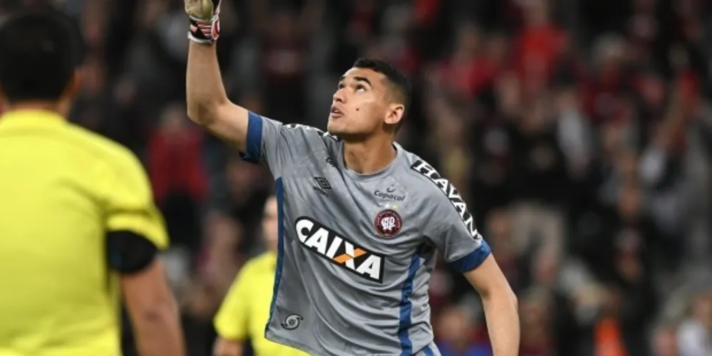 Santos é decisivo, defende pênalti e Atlético-PR avança na Copa Sul-Americana