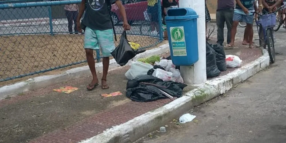Corpo estava em meio a várias sacolas de lixo, em uma rua no bairro Ibes, em Vila Velha 

