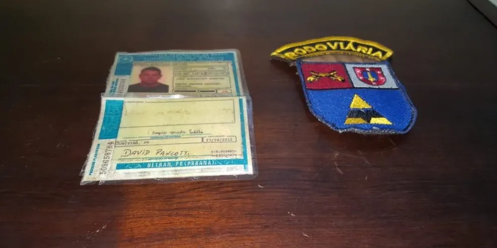 Suspeito apresentou documento falso aos policiais.