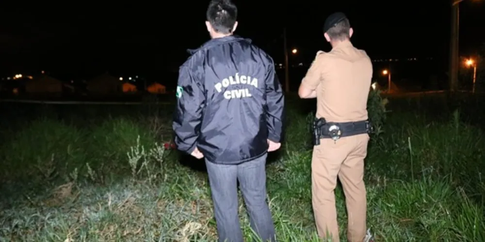 Corpo foi abandonado em um terreno próximo ao local do crime.