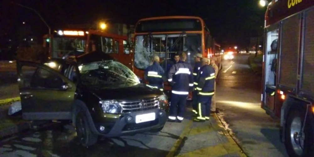 No ônibus, ninguém se feriu.