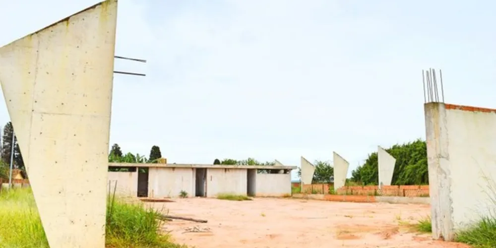 Serão concluídas a construção dos banheiros e vestiários, piso, arquibancadas e cobertura da quadra.