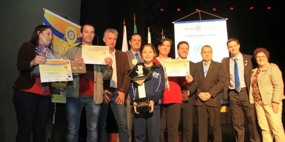 Ana Clara, primeira colocada, recebeu premiação da maratona