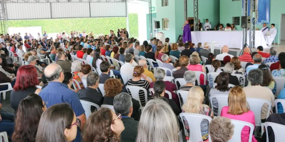 O bispo dom Sergio celebrou a missa das 10h no Cemitério Parque Jardim Paraíso