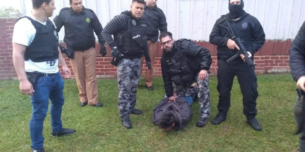 Suspeito foi encontrado em operação conjunta neste sábado