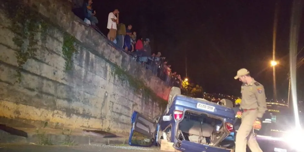 Apesar do estrago no carro, vítimas tiveram apenas lesões leves