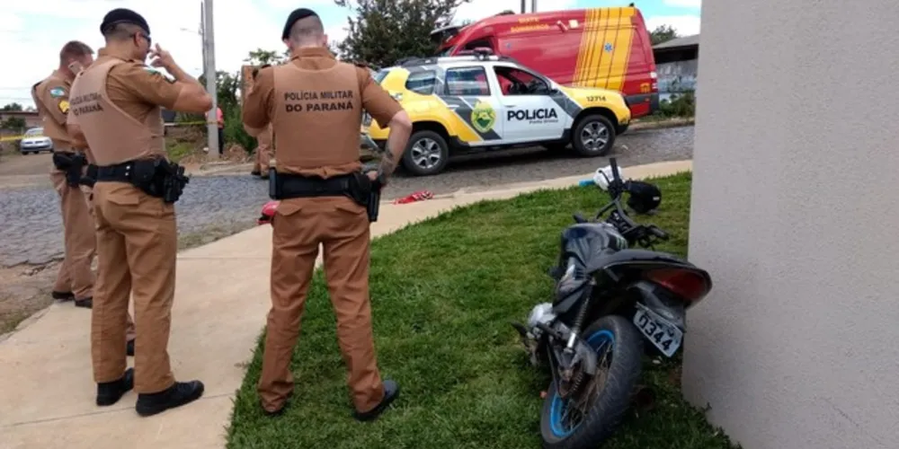 Motociclista perdeu controle e bateu contra o muro de um imóvel.