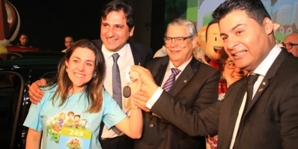 Professora de Ponta Grossa idealizadora do projeto ganha carro na premiação