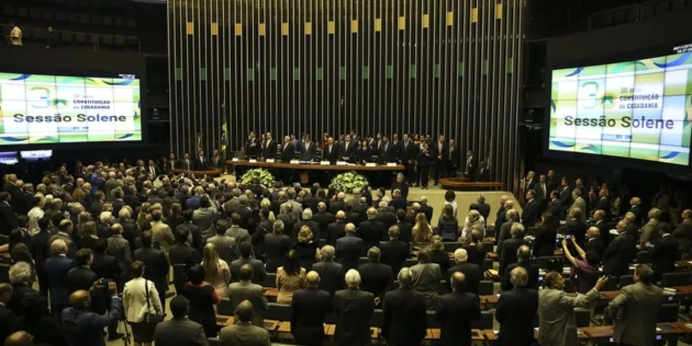 Sessão solene em comemoração aos 30 anos da Constituição Federal aconteceu nesta terça-feira (6)