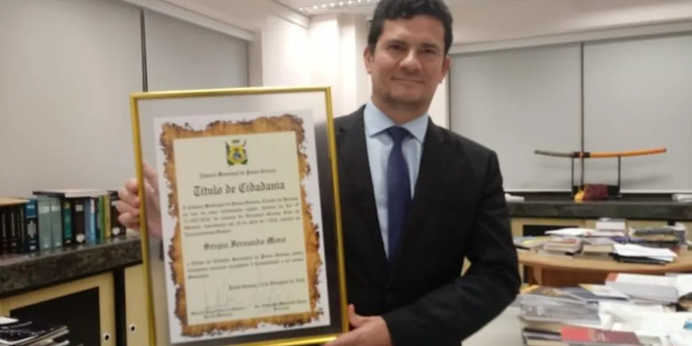 Moro recebeu homenagem em mãos.