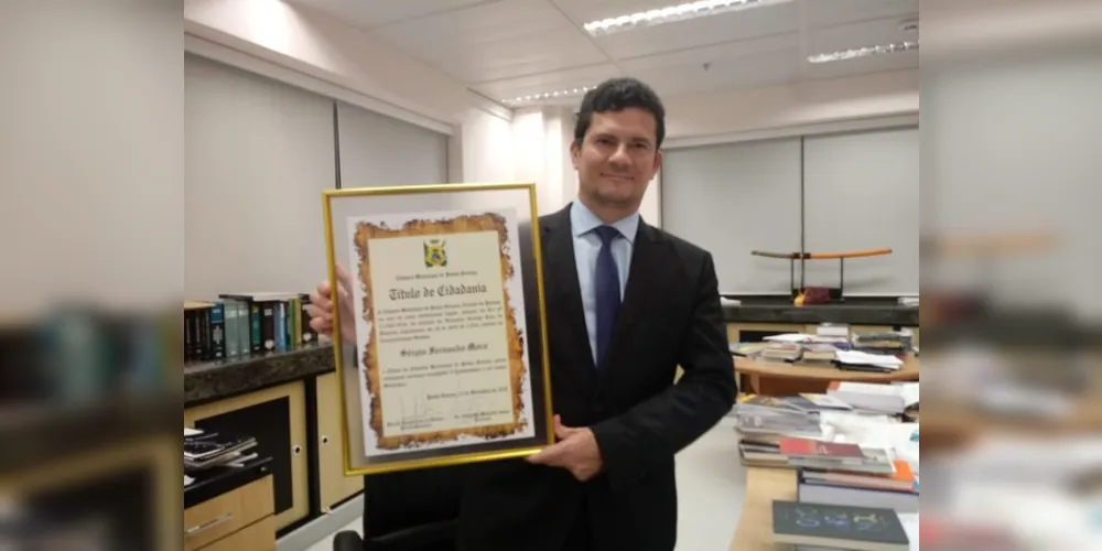 Moro recebeu homenagem em mãos.