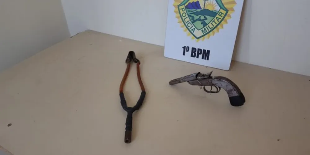 Arma foi encontrada na cintura de um dos abordados pela PM