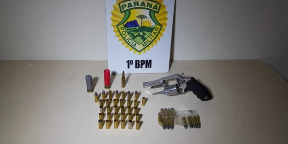 Além da arma, dezenas de munições foram apreendidas na casa do suspeito