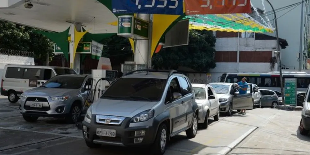 Combustível fica mais barato na bomba só quando companhias distribuidoras reduzem preço.