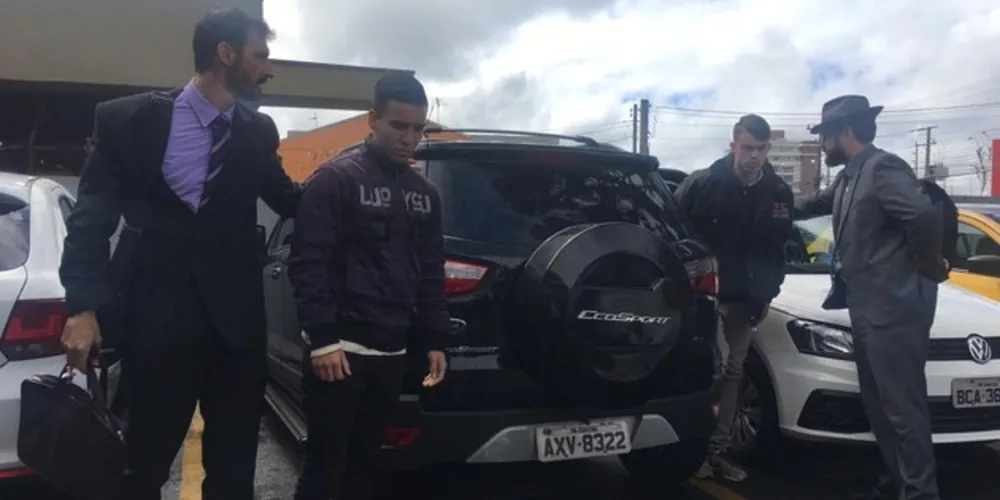 Jovens chegaram com os advogados na Delegacia de São Jose dos Pinhais 