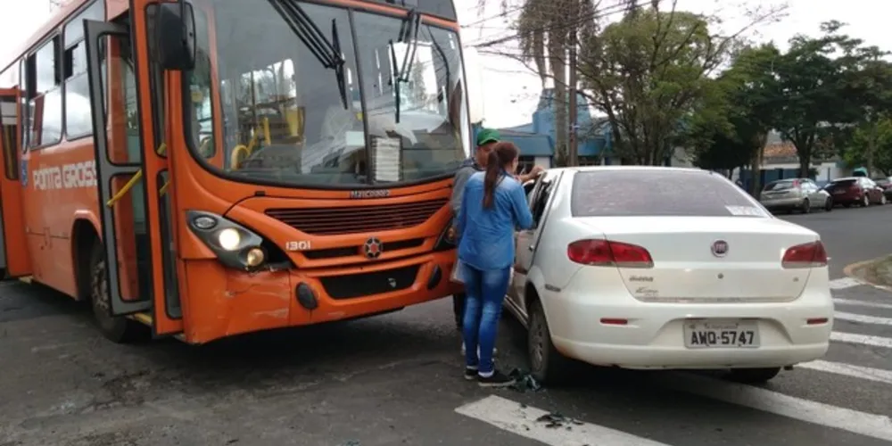 Acidente aconteceu na tarde desta quinta-feira (8) no centro de Ponta Grossa