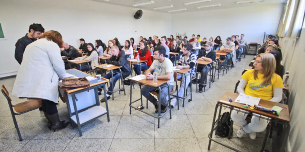 É obrigatório apresentar um documento oficial com foto e utilizar somente caneta esferográfica de tinta preta e fabricada em material transparente