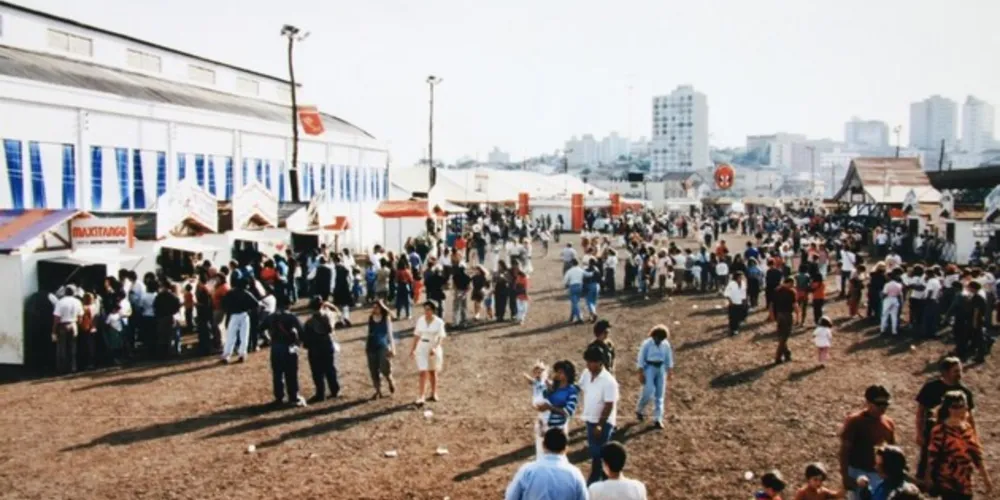 Primeira edição da Münchenfest, realizada no atual Parque Ambiental.