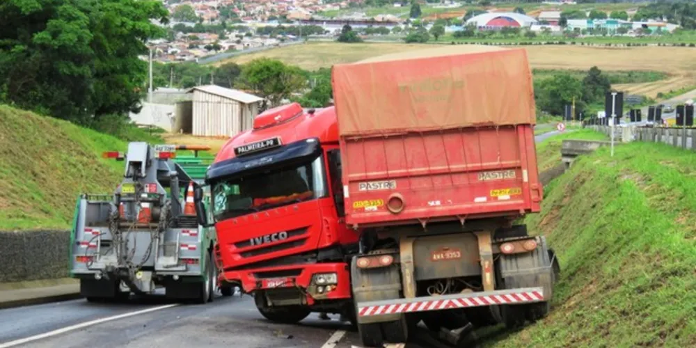 Acidente aconteceu no trecho da BR-277 em Palmeira