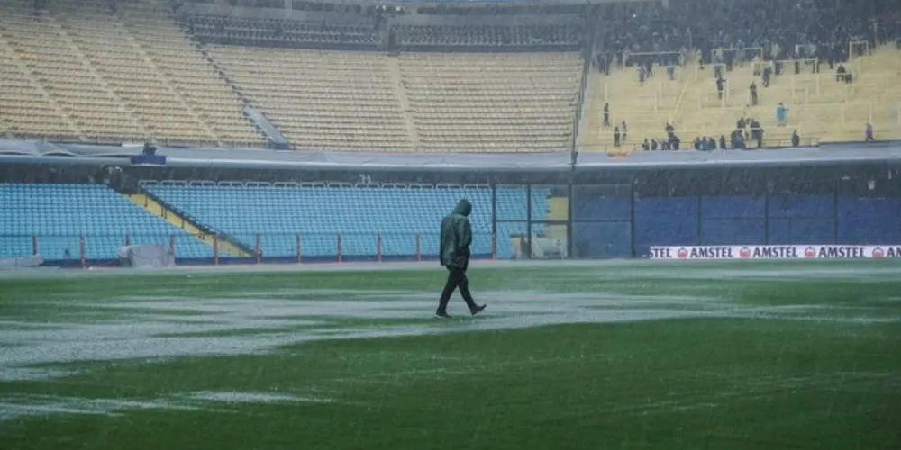 Estádio ficou repleto de poças d'água