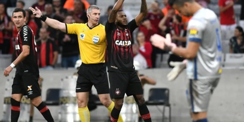 Furacão fez os dois gols na primeira etapa do jogo