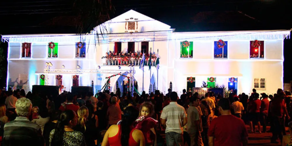 Cantatas na janela do Palácio Diamante.