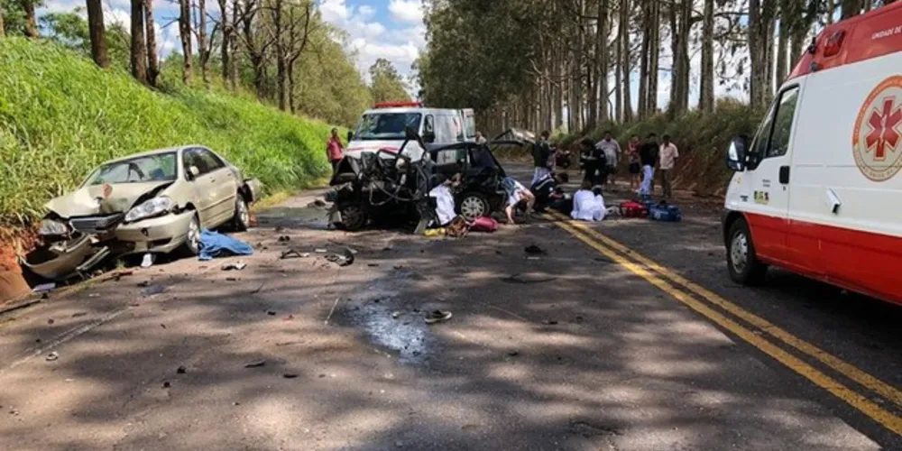 Acidente envolveu três veículos no final da manhã deste domingo (11).