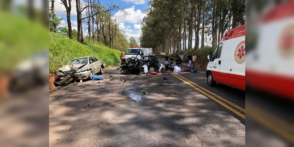 Acidente envolveu três veículos no final da manhã deste domingo (11).