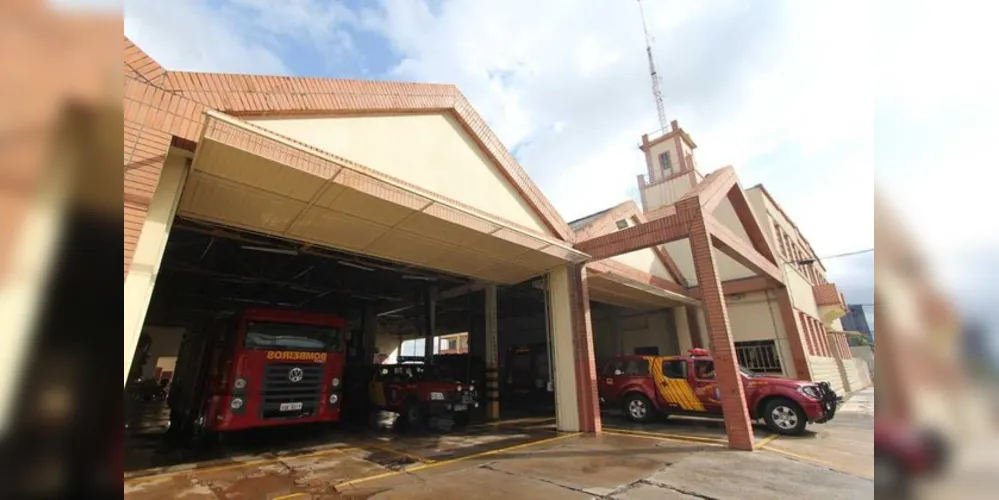 Equipes do Corpo de Bombeiros (foto) atenderam a ocorrência, com apoio do Samu.