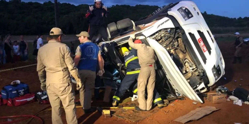 Passageiro ficou enclausurado e só saiu do caminhão com ajuda dos socorristas