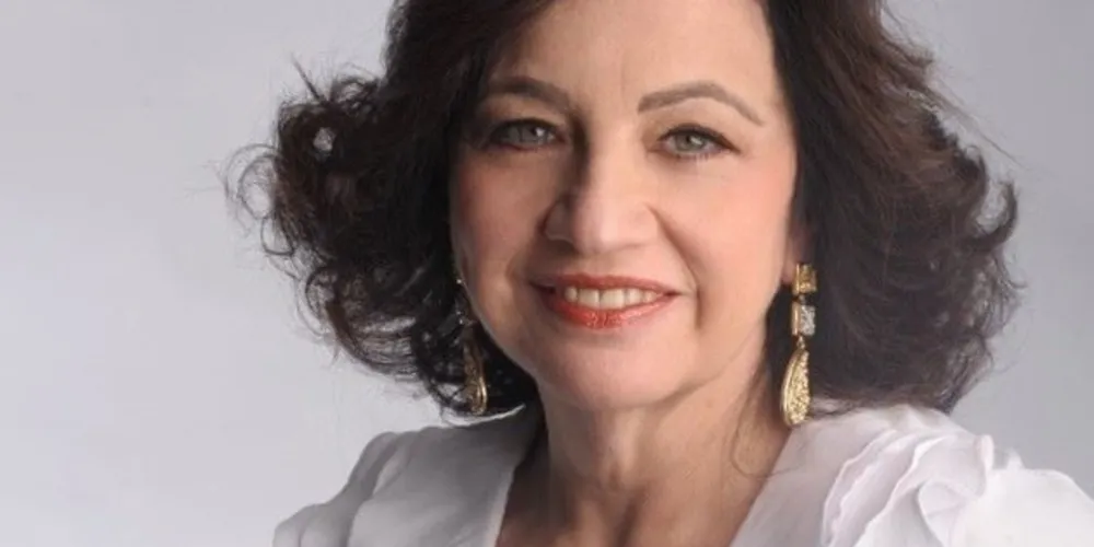 PARABÉNS - A empresária Maria Regina Ruzão celebra nesta terça-feira (13), a passagem de seu aniversário. Maria Regina, que responde pela Oficina de Gastronomia vem se destacando com seu trabalho sempre primoroso. Da coluna RC os votos de alegrias e sucesso.